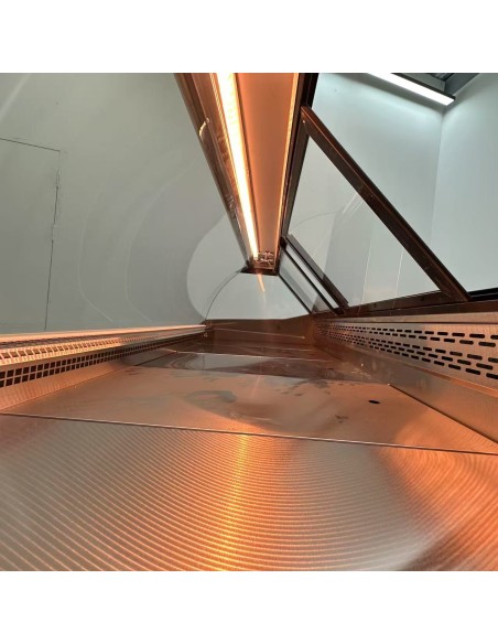 Vitrina Charcutera Color acero– 2000 x 1050 x 1200 mm – Refrigeración Ventilada– Cristal Curvo