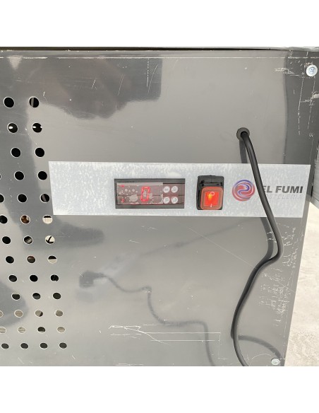 Vitrina Charcutera Color Negro – 2000 x 1050 x 1200 mm – Refrigeración Estática – Cristal Curvo